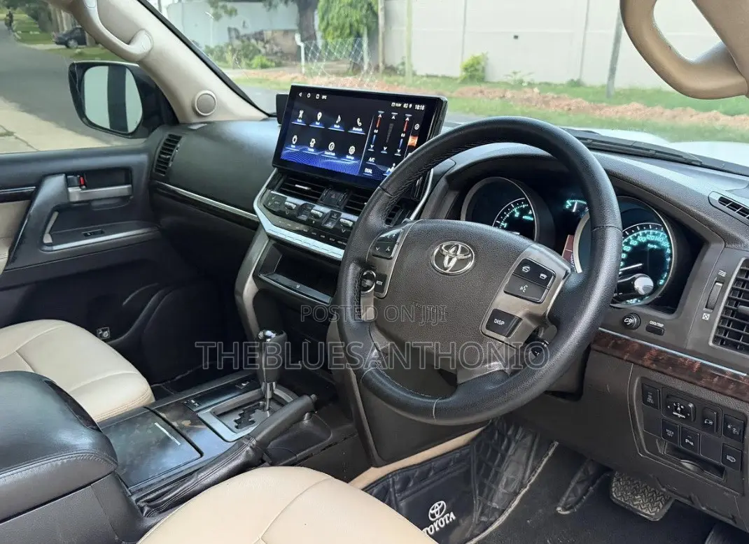 Toyota Land Cruiser 2010 White