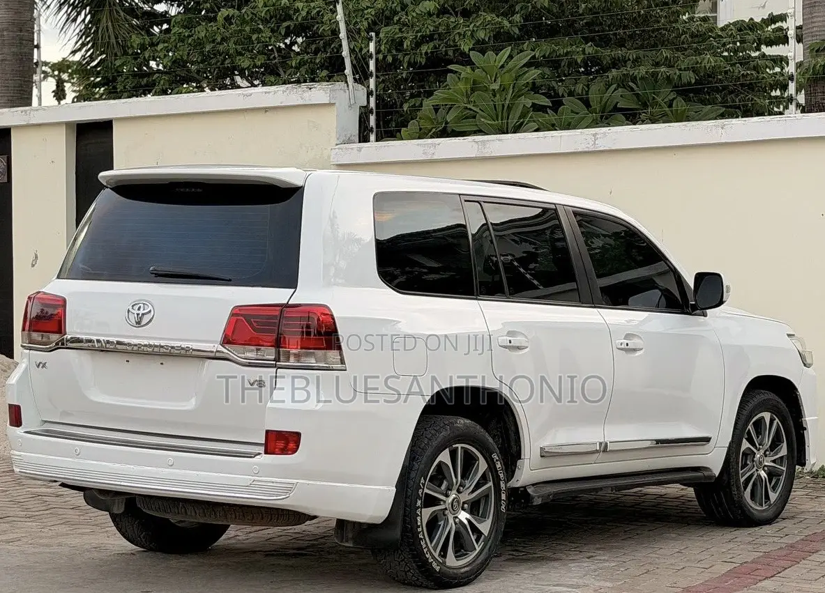 Toyota Land Cruiser 2010 White