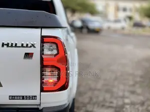Toyota Hilux 2024 White