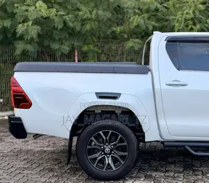 Toyota Hilux 2024 White