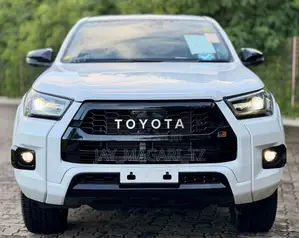 Toyota Hilux 2024 White