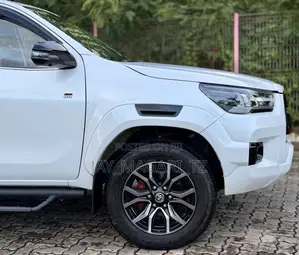 Toyota Hilux 2024 White