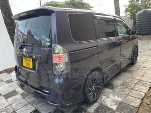 Toyota Noah 2010 Purple