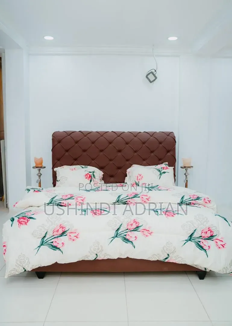 Bedding Set Ya Kifahari (King Size)
 Duvet 1
 Shuka 1
 Foronya 4