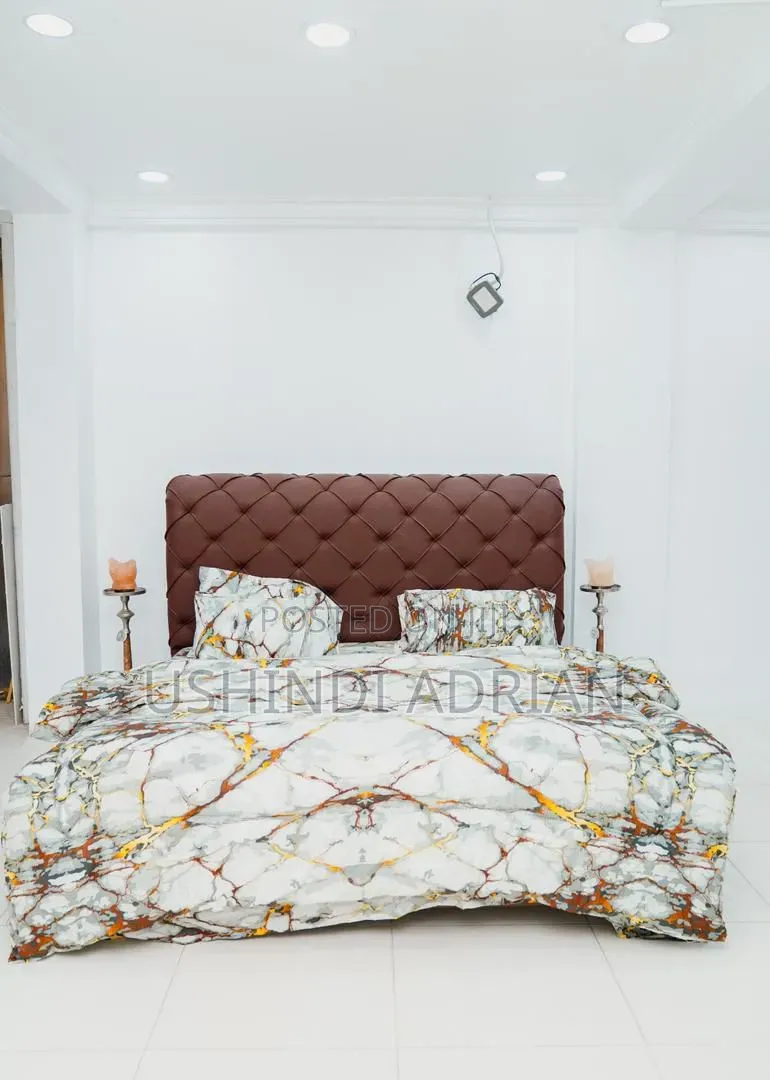 Bedding Set Ya Kifahari (King Size)
 Duvet 1
 Shuka 1
 Foronya 4