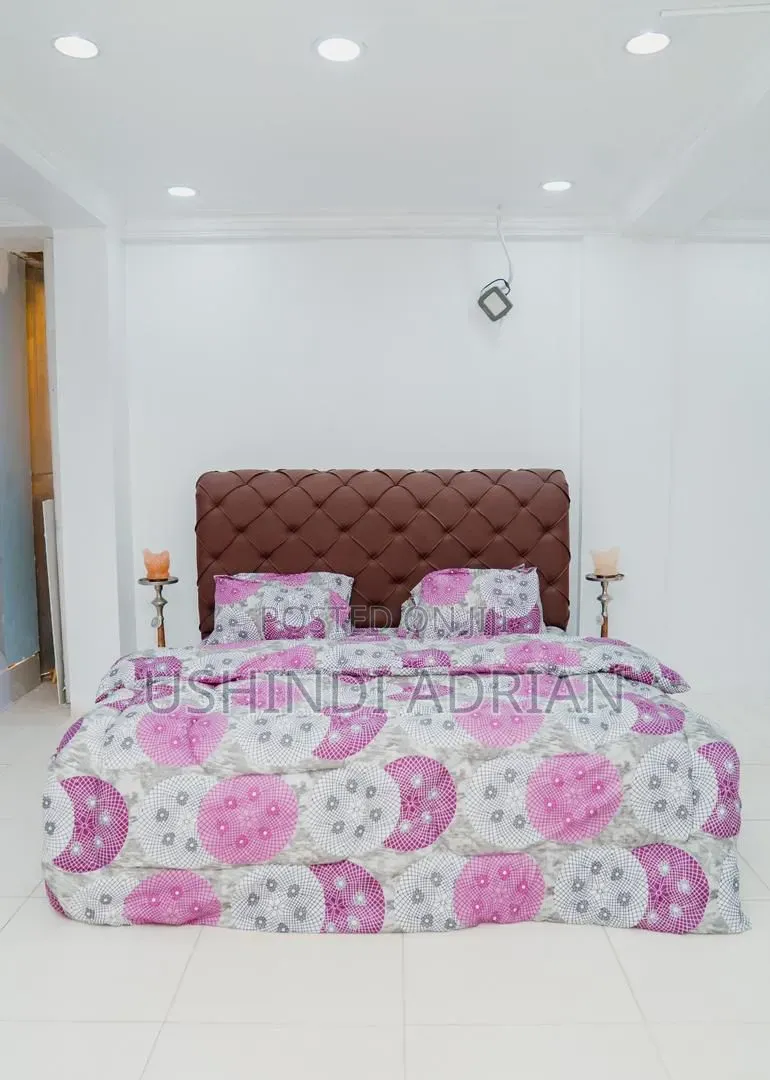 Bedding Set Ya Kifahari (King Size)
 Duvet 1
 Shuka 1
 Foronya 4