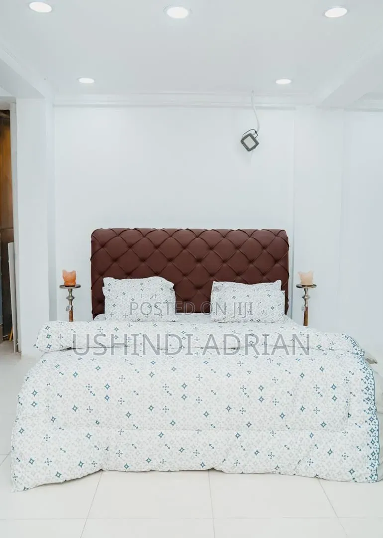 Bedding Set Ya Kifahari (King Size)
 Duvet 1
 Shuka 1
 Foronya 4