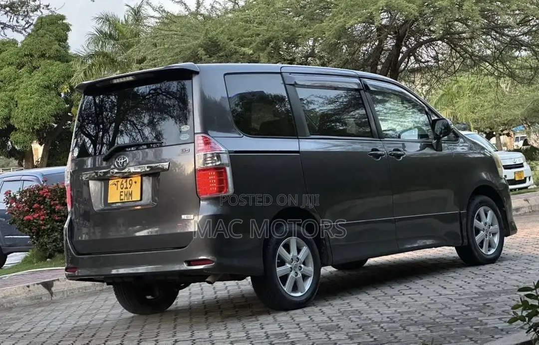 Toyota Noah 2008 Gray