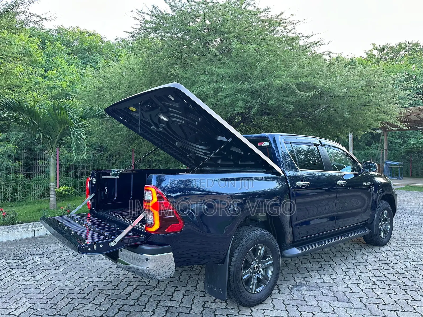Toyota Hilux 2023 Blue
