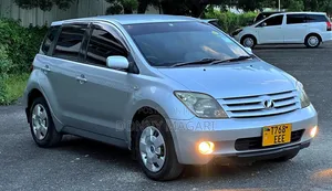 Toyota IST 2004 Silver