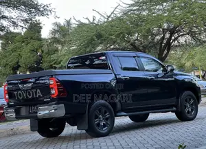 Toyota Hilux 2023 Blue