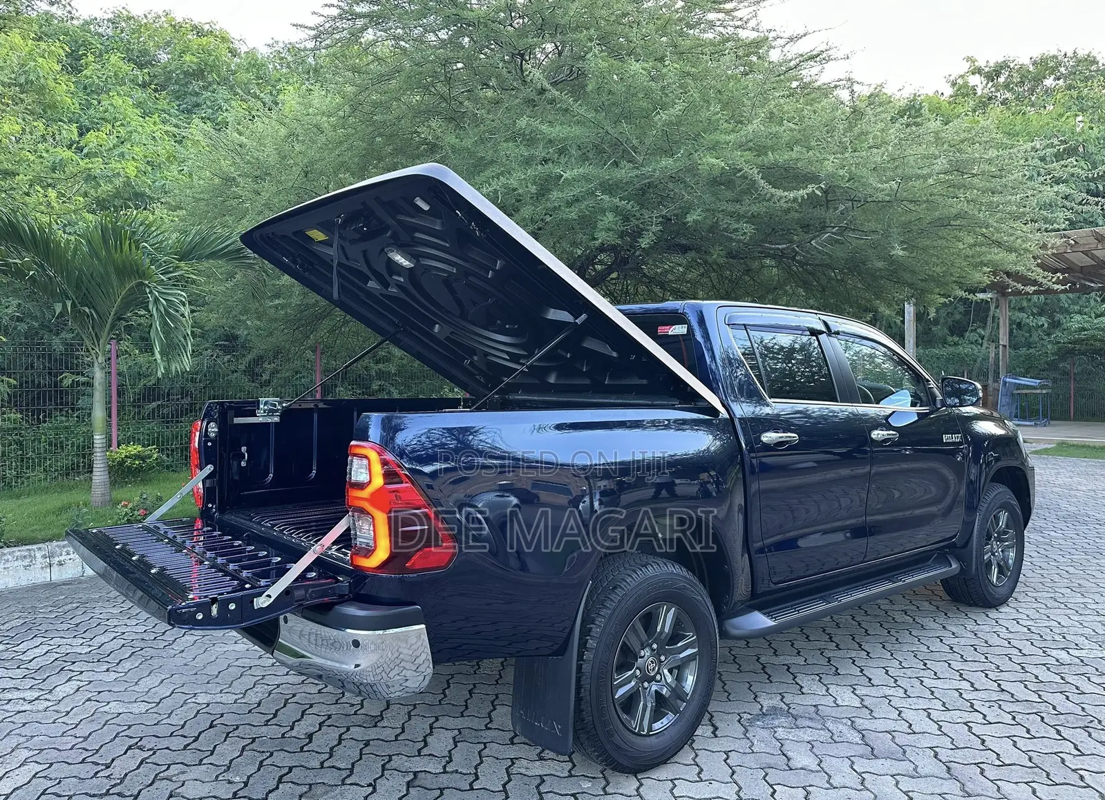 Toyota Hilux 2023 Blue