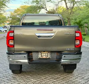Toyota Hilux 2022 Brown
