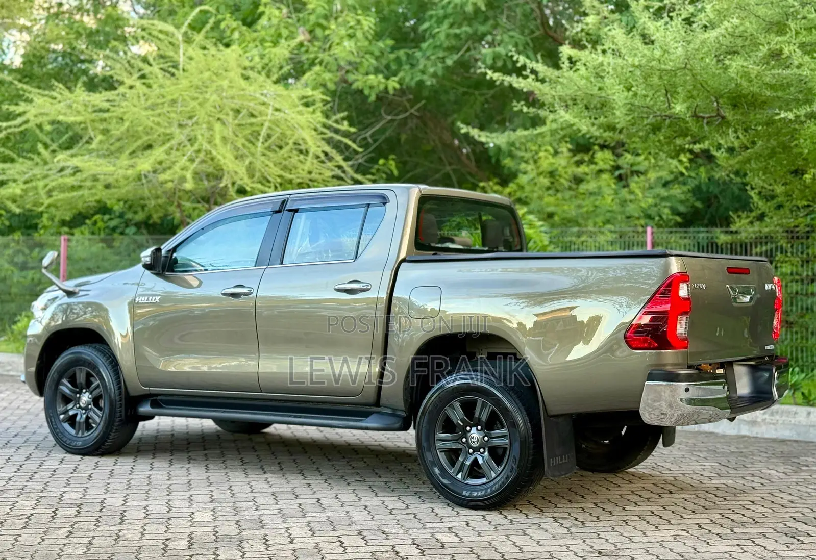 Toyota Hilux 2022 Brown