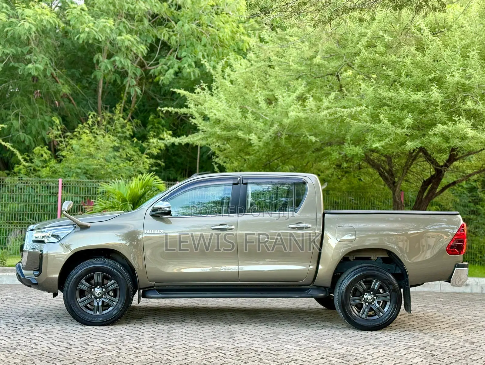 Toyota Hilux 2022 Brown