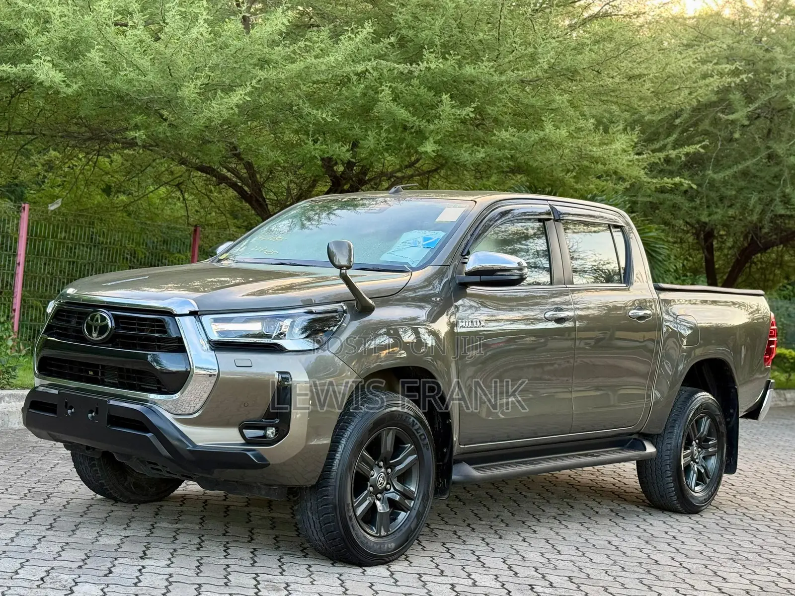 Toyota Hilux 2022 Brown