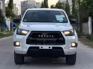 Toyota Hilux 2024 White