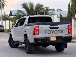 Toyota Hilux 2024 White