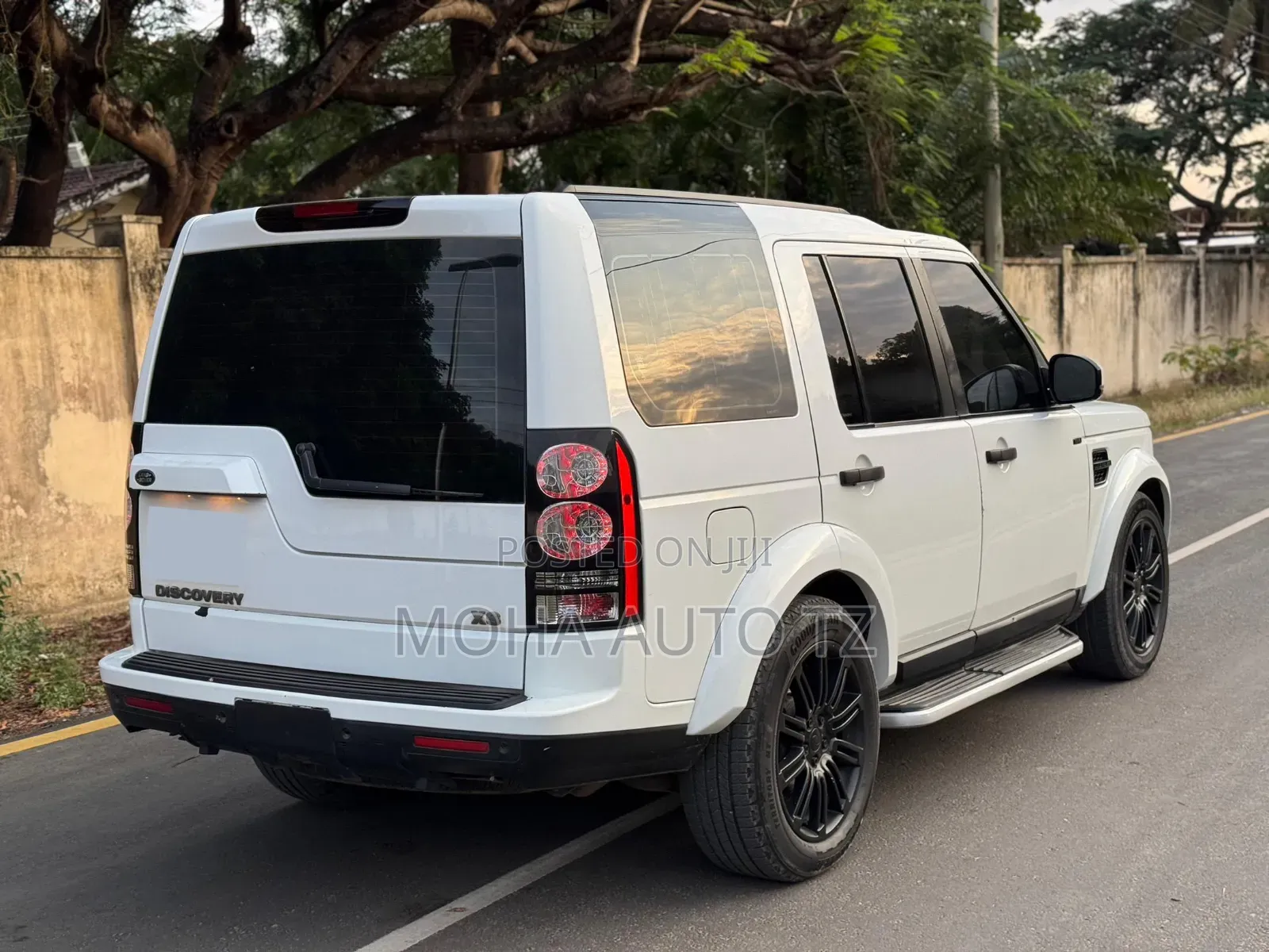 Land Rover Discovery 2014 White