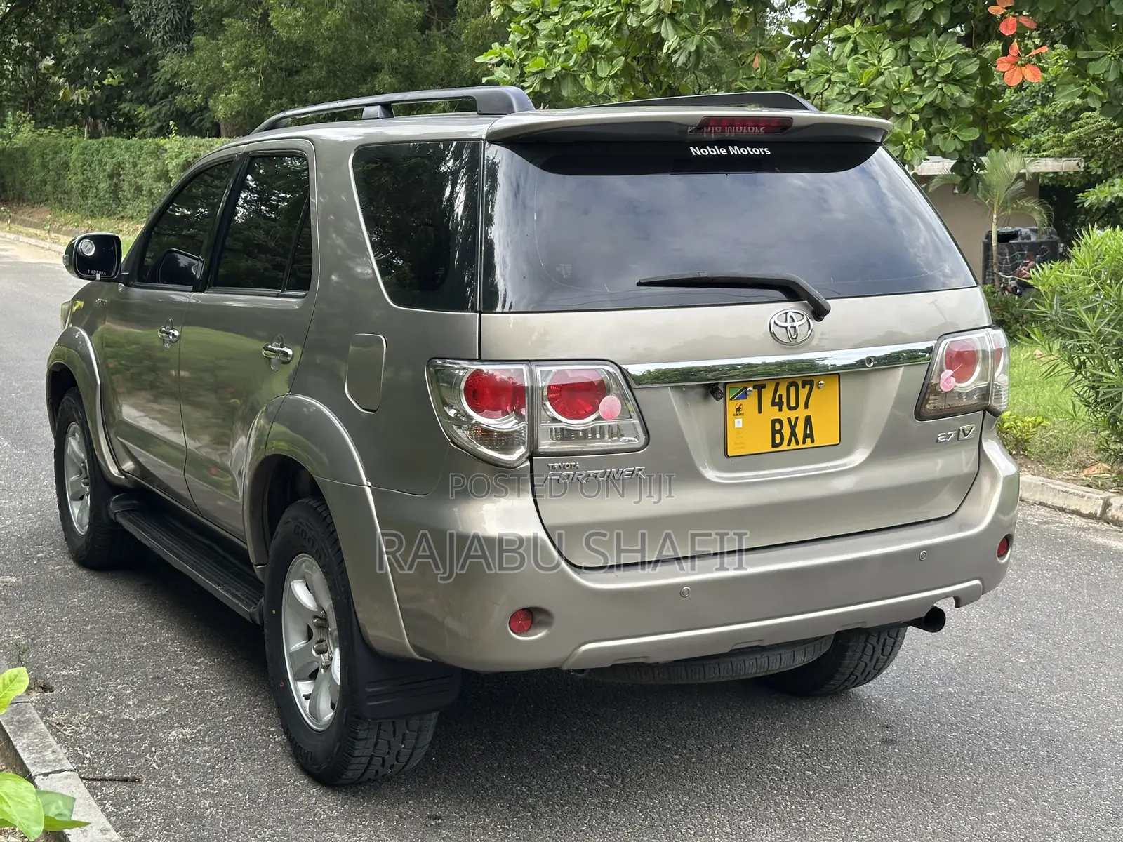 Toyota Fortuner 2.7 AWD 2011 Gold