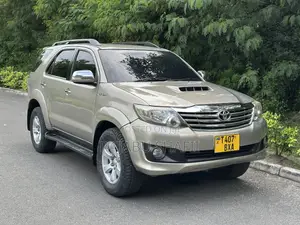 Toyota Fortuner 2.7 AWD 2011 Gold