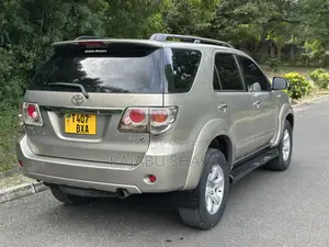 Toyota Fortuner 2.7 AWD 2011 Gold