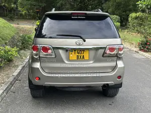 Toyota Fortuner 2.7 AWD 2011 Gold