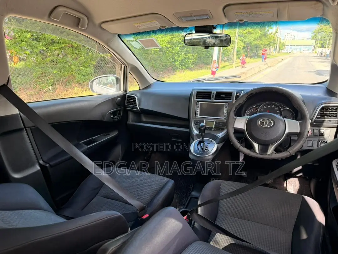 Toyota Ractis 2013 Silver
