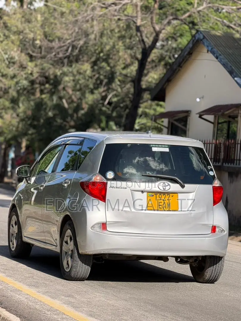 Toyota Ractis 2013 Silver