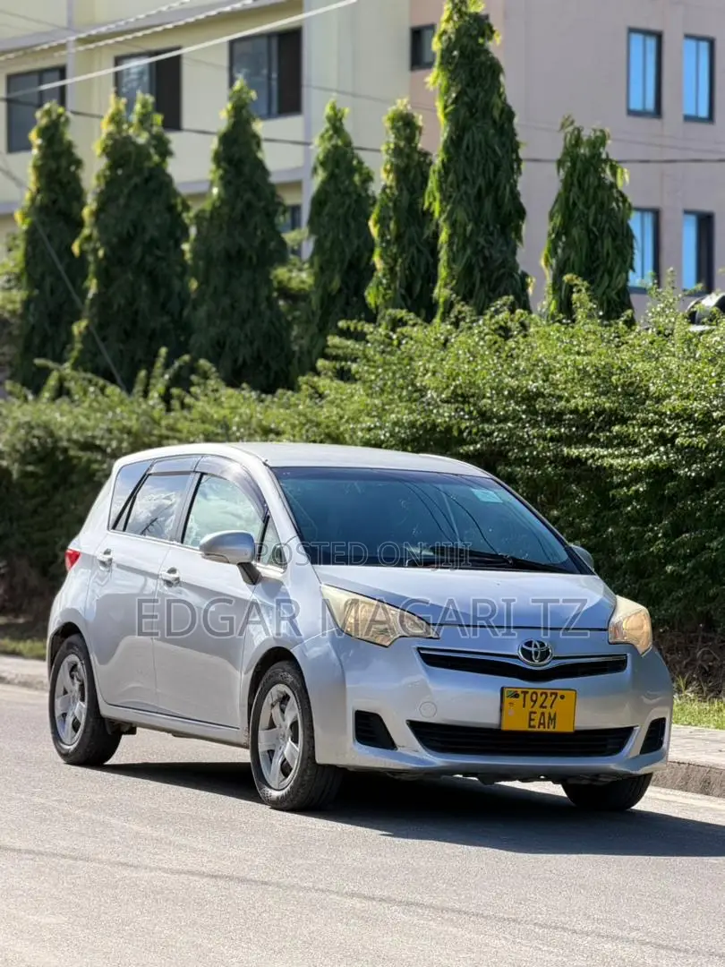 Toyota Ractis 2013 Silver