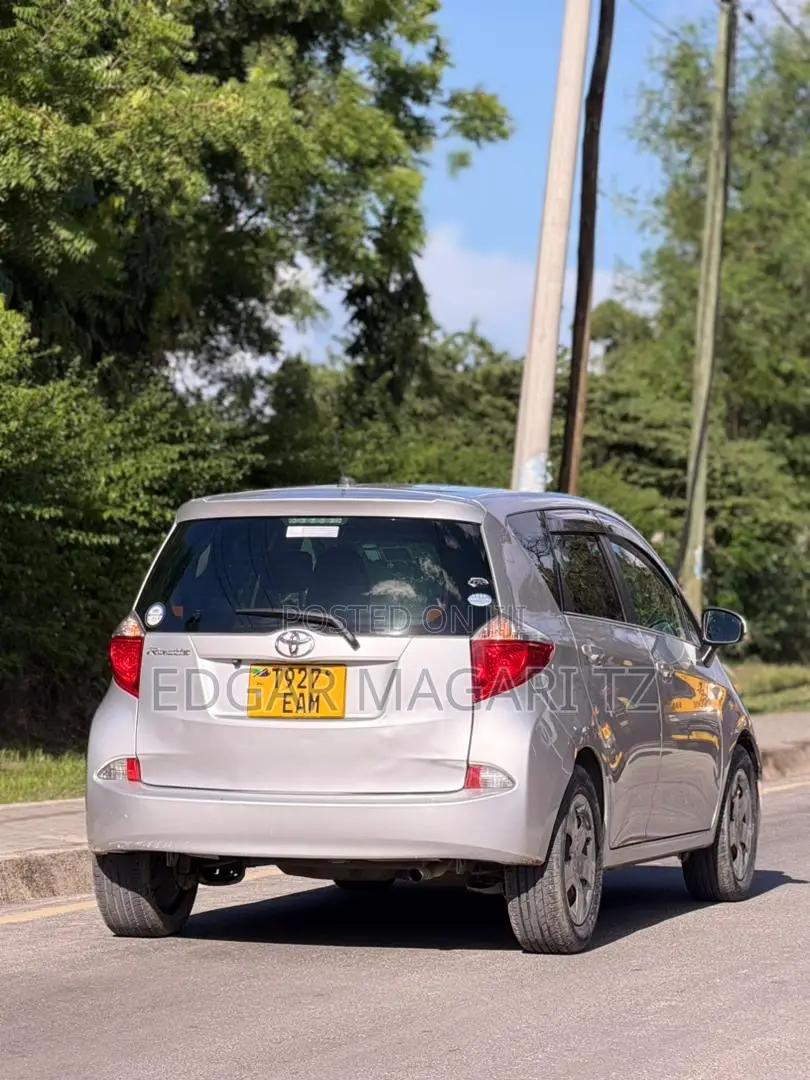 Toyota Ractis 2013 Silver