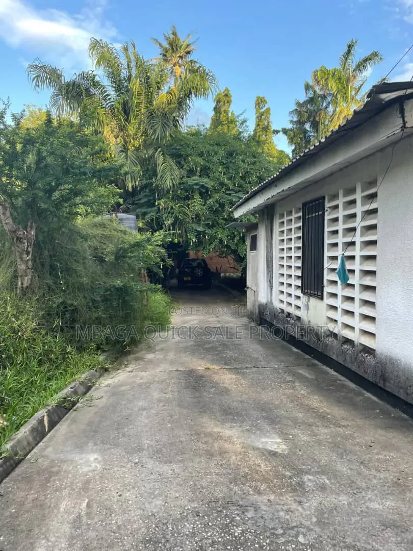 Plot Area SQM 1650 for Sale at Mikocheni B