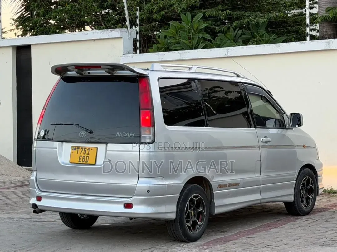 Toyota Noah 2.0 AWD (8 Seater) 2003 Silver