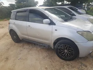 Toyota IST 2005 Silver