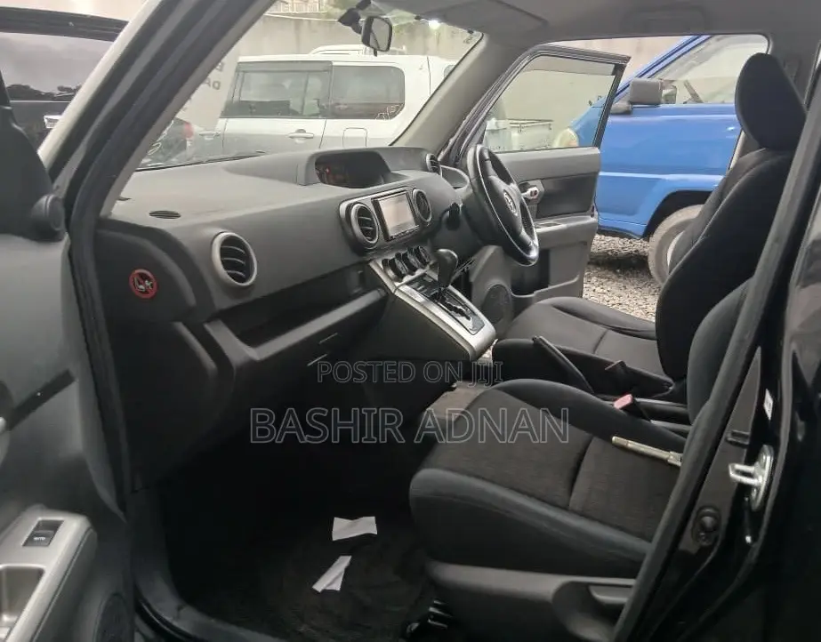 Toyota Corolla Rumion Hatchback 1.5 FWD 2011 Black
