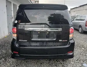 Toyota Corolla Rumion Hatchback 1.5 FWD 2011 Black