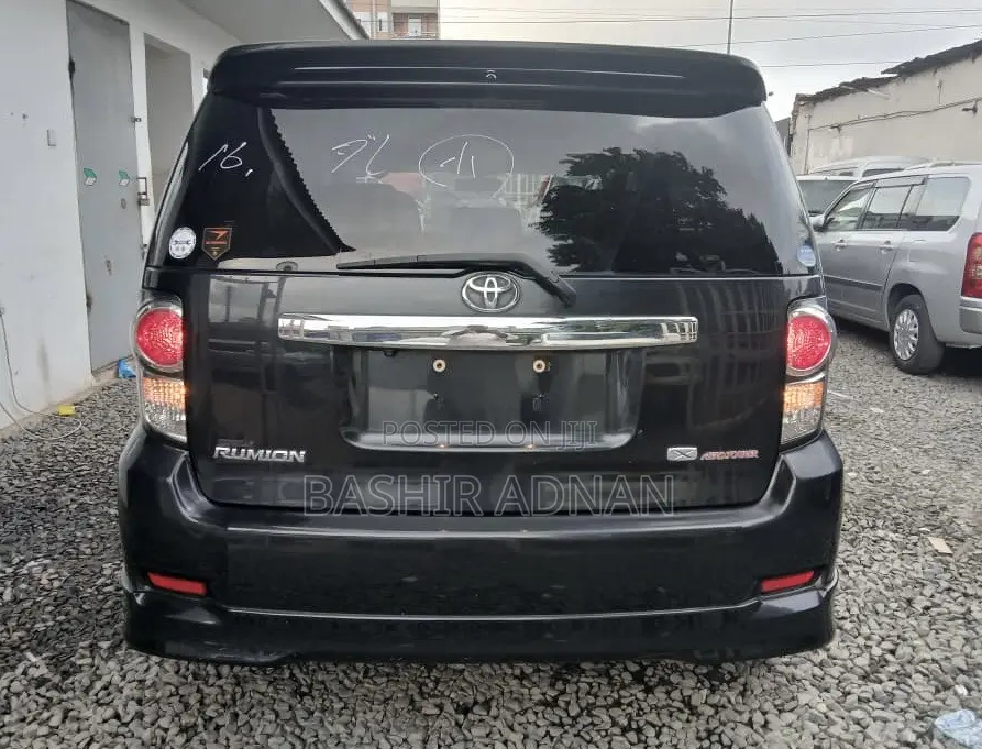 Toyota Corolla Rumion Hatchback 1.5 FWD 2011 Black