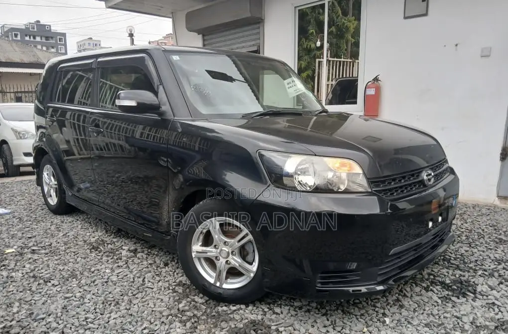 Toyota Corolla Rumion Hatchback 1.5 FWD 2011 Black