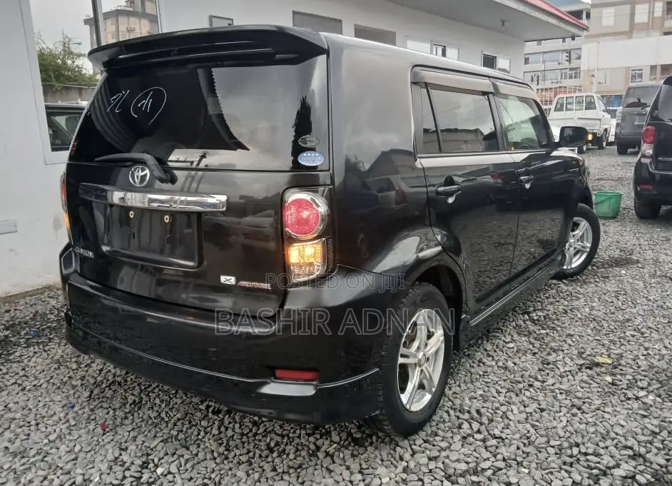 Toyota Corolla Rumion Hatchback 1.5 FWD 2011 Black