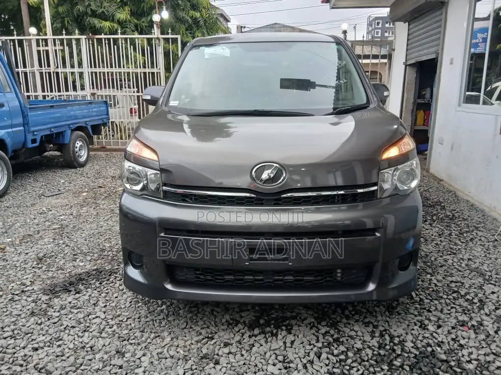 Toyota Voxy 2012 Gray