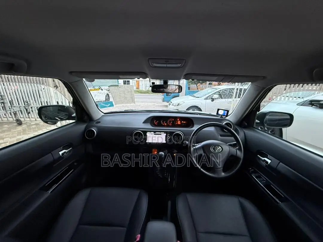 Toyota Corolla Rumion Hatchback 1.8 FWD 2013 Black