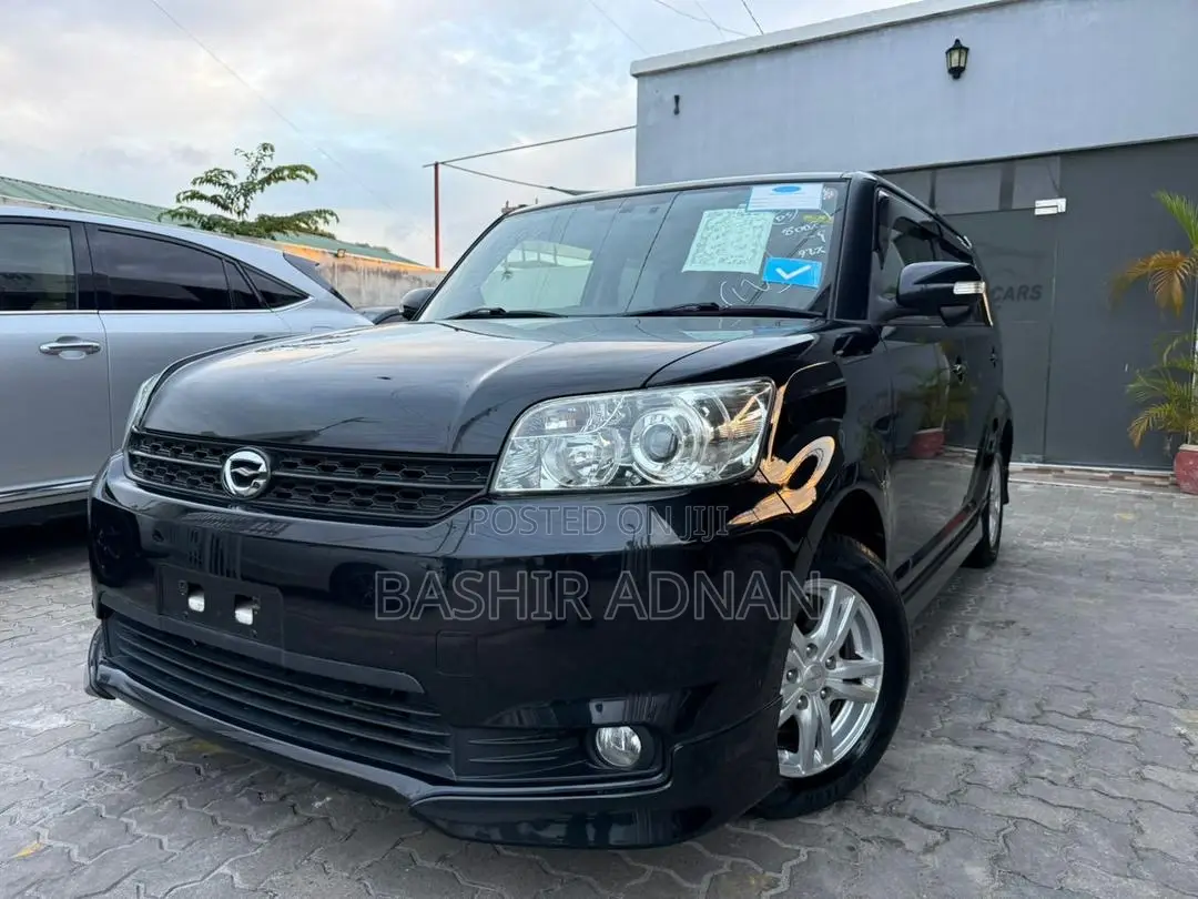 Toyota Corolla Rumion Hatchback 1.8 FWD 2013 Black