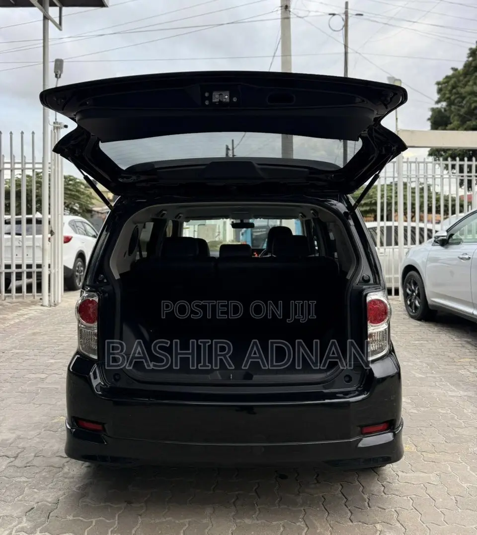 Toyota Corolla Rumion Hatchback 1.8 FWD 2013 Black