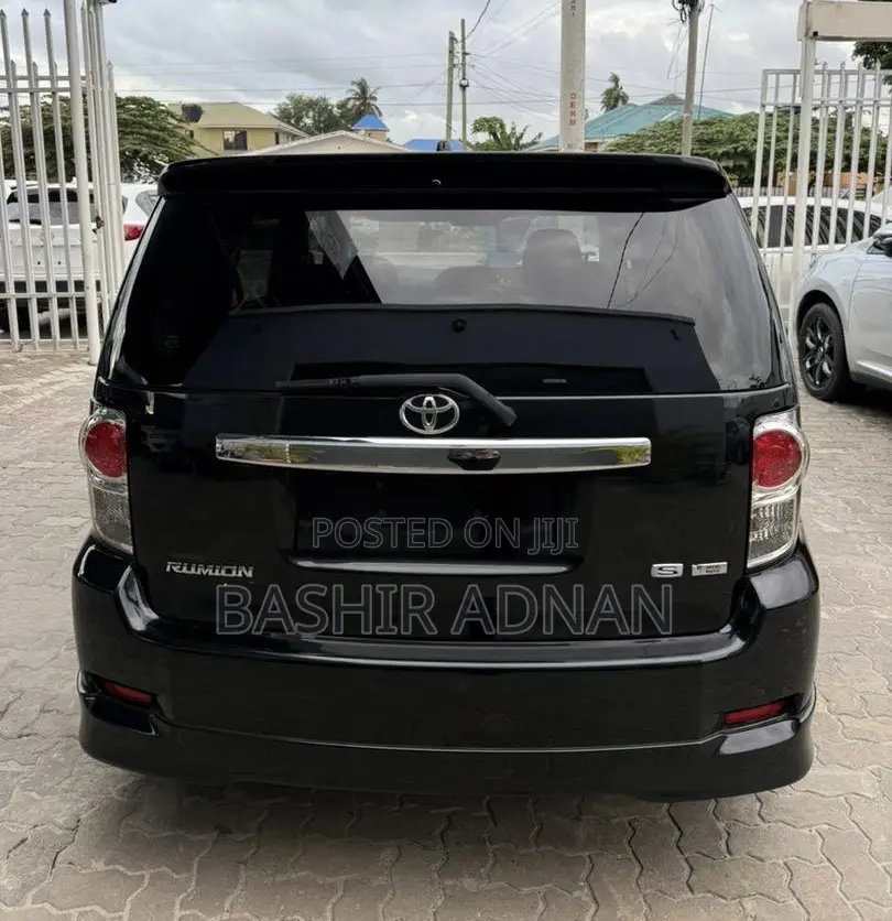 Toyota Corolla Rumion Hatchback 1.8 FWD 2013 Black