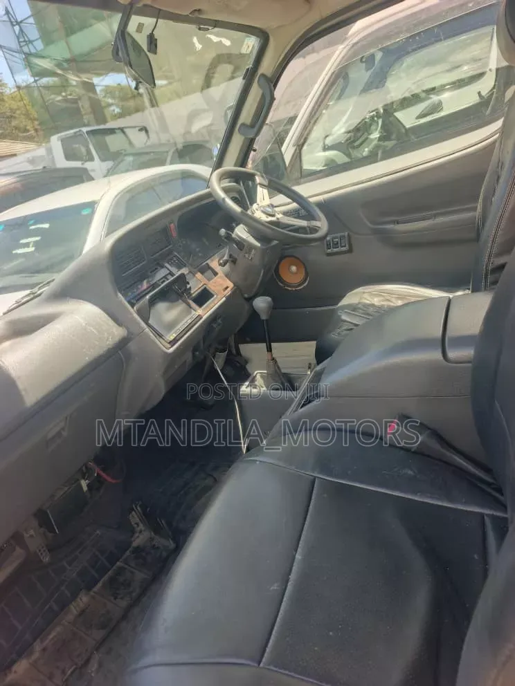 Toyota HiAce 2002 White