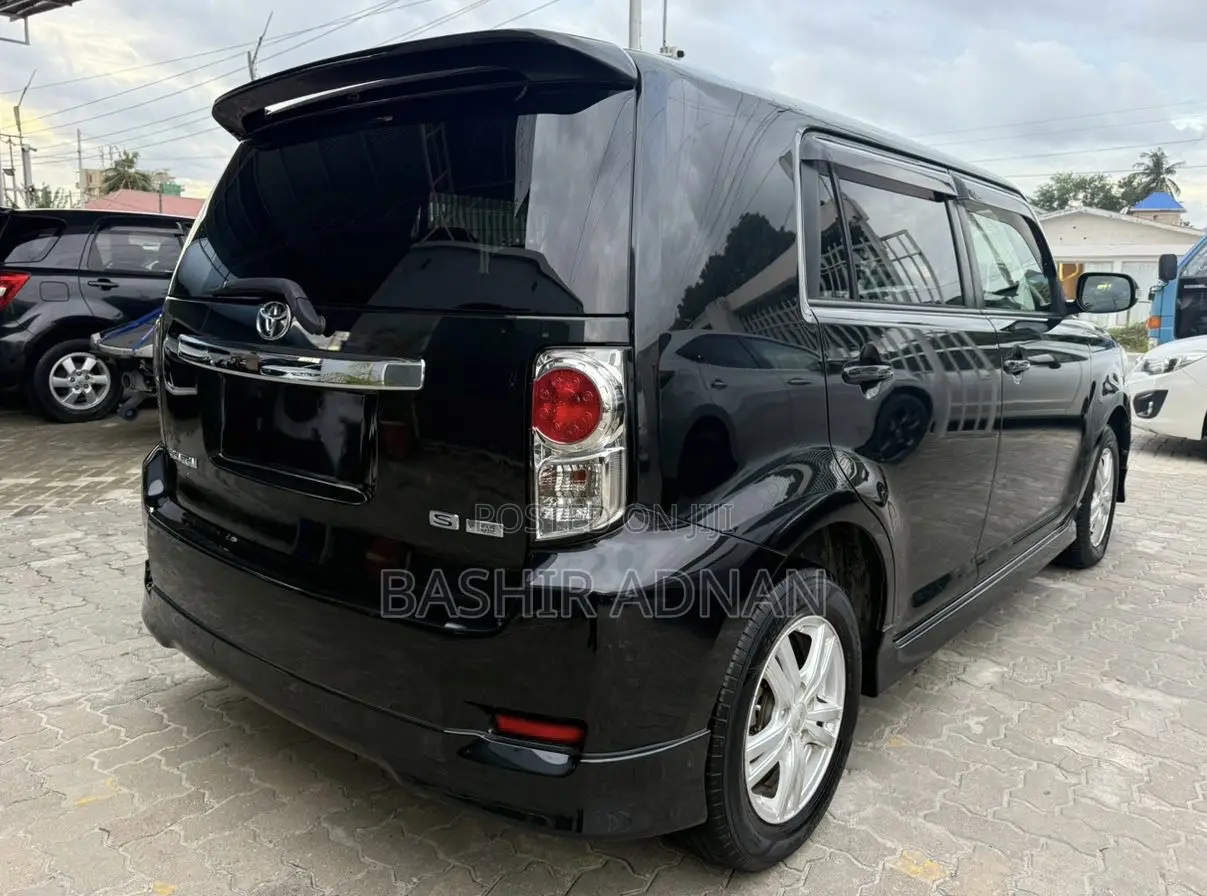 Toyota Corolla Rumion Hatchback 1.8 FWD 2013 Black