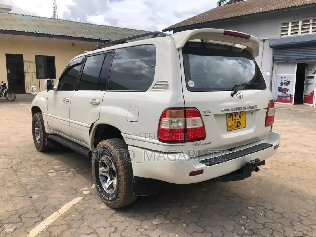 Toyota Land Cruiser 2005 White