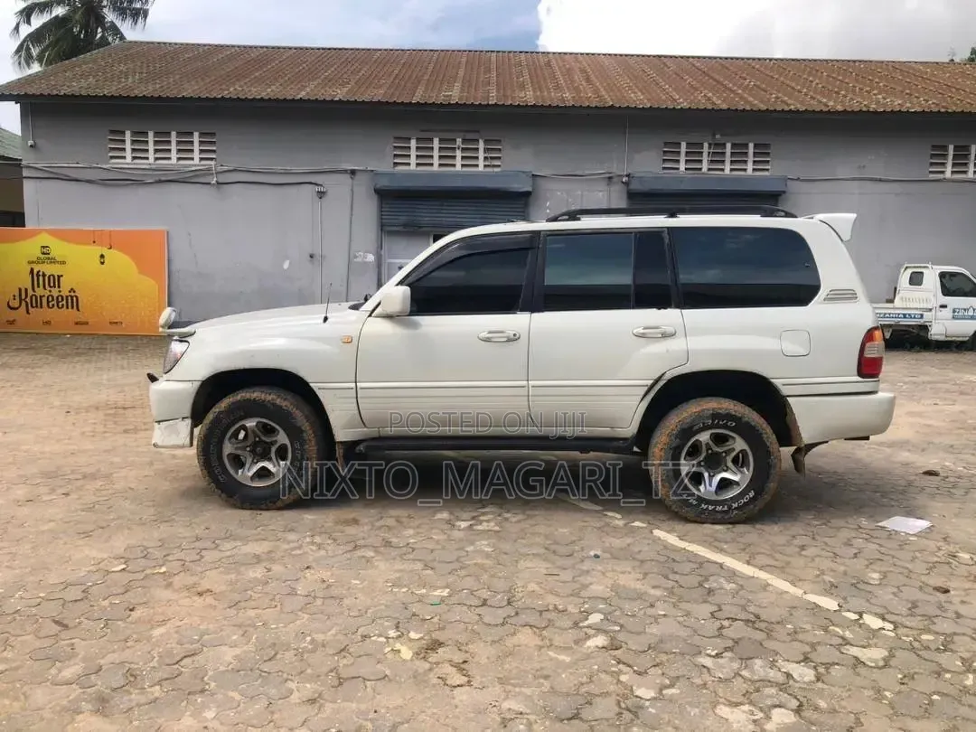 Toyota Land Cruiser 2005 White