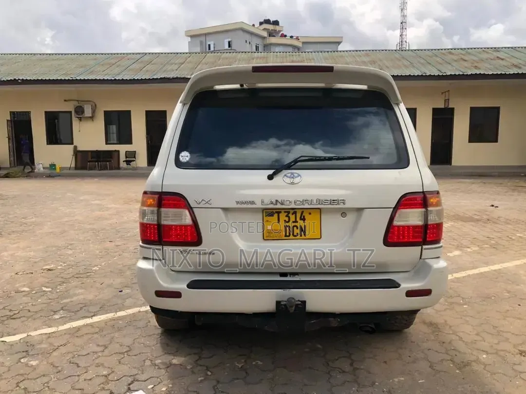 Toyota Land Cruiser 2005 White