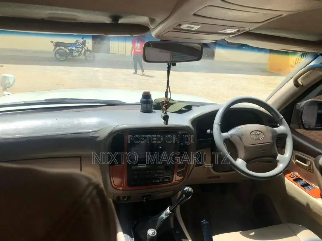 Toyota Land Cruiser 2005 White